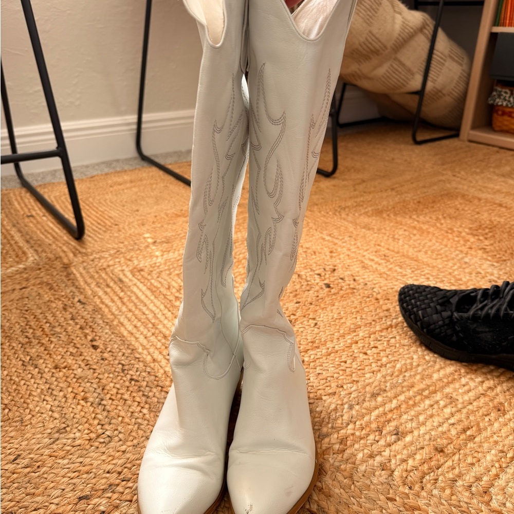 White Western-Style Women's Boots - Picture 2 of 4